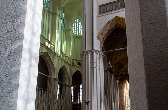 ** Symbolika żałoby i nadziei w architekturze kościelnej pogranicza po I Wojnie Światowej: Analiza konkretnych przykładów