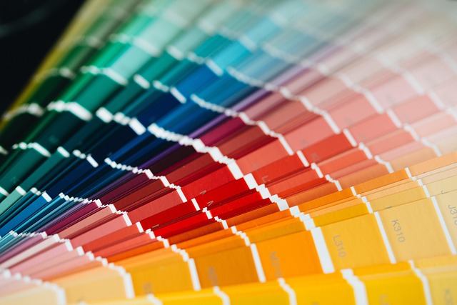 Mapowanie Kolorów Pantone na CMYK dla Niestandardowych Materiałów: Przewodnik po Wiernym Odwzorowaniu Barw