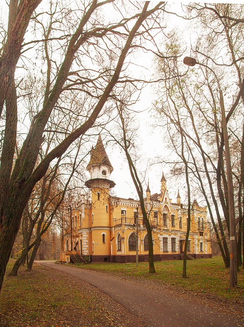 ** Neogotyk kontra Modernizm: Jak style architektoniczne odzwierciedlały powojenne nastroje na pograniczu? - 5 2025