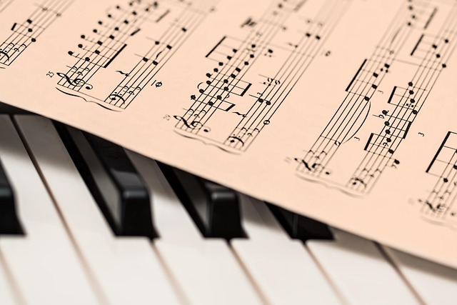 Muzyka i dźwięki wokół nas: jak wpływają na nastrój i koncentrację