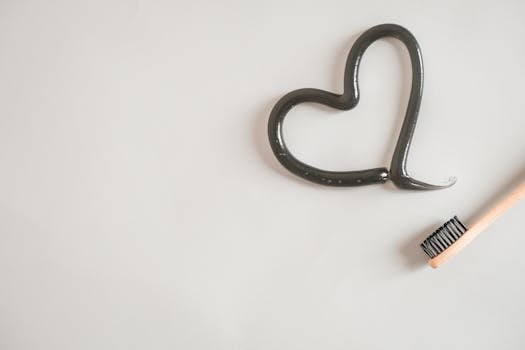 Szeptacz kocich zębów: Jak domowa profilaktyka stomatologiczna może uratować Twojego mruczka (i Twój portfel)